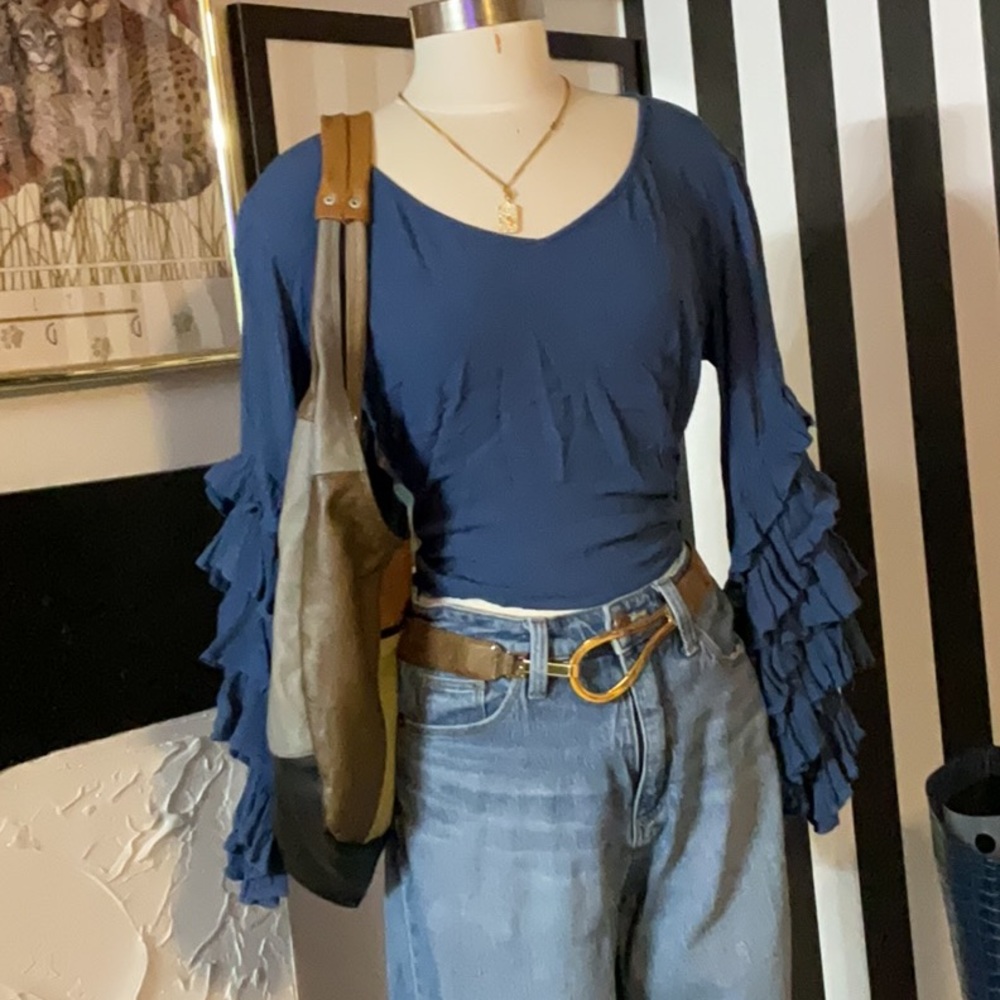 Guest Editor ruffle sleeve blouse Sz small